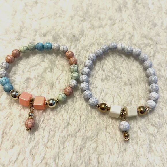 Lot of 2 White & Multicolored Pastel Beaded Gold Tone Charm Elastic Bracelets - Picture 4 of 5